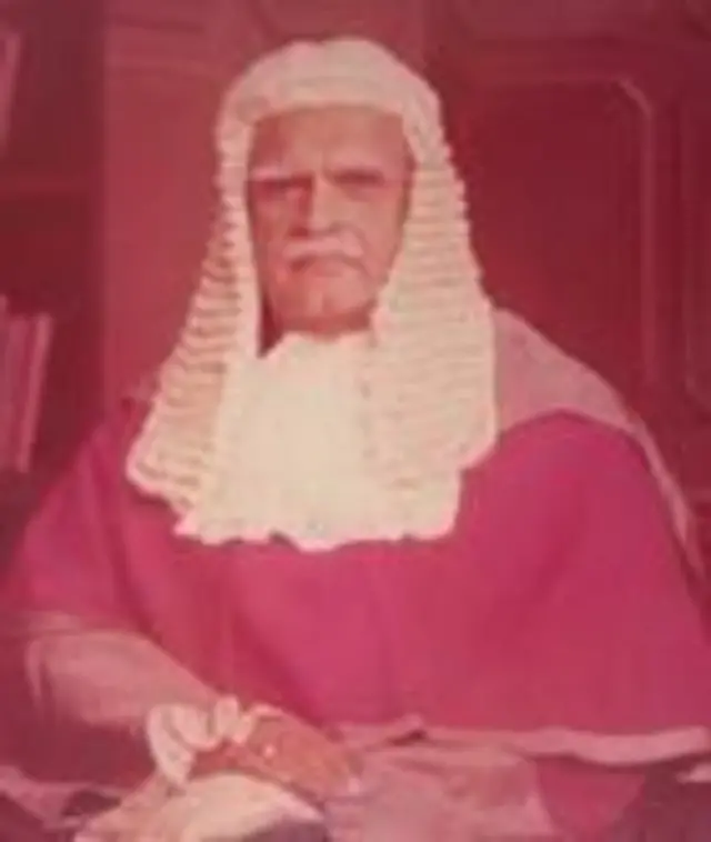 লাহোর হাইকোর্টের তৎকালীন ভারপ্রাপ্ত প্রধান বিচারপতি মৌলভি মুশতাক হোসেন পাঁচ সদস্যের একটি বেঞ্চ গঠন করেন।