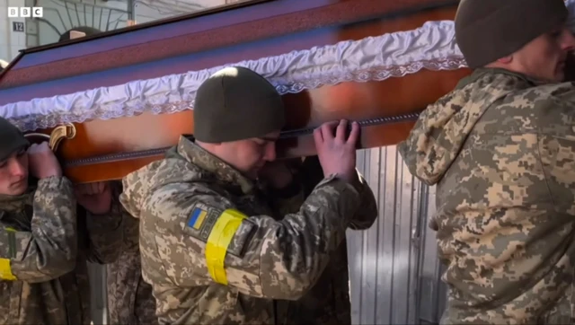 Des soldats ukrainiens portent le deuil.