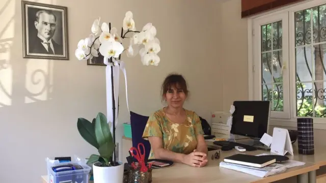 Beşiktaş Nispetiye Mahallesi Muhtarı Ayşe Şirinler, mahallesindeki gençlerin bekçi uygulamasından tedirgin olduğunu söylüyor.