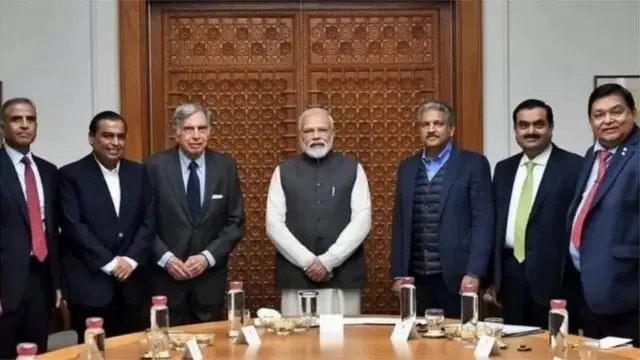 जानेवारी 2020 मधल्या या फोटोत पंतप्रधान नरेंद्र मोदींसोबत सुनील मित्तल, मुकेश अंबानी, रतन टाटा, आनंद महिंद्रा, गौतम अदानी आणि एएम नाइक हे उद्योगपती दिसत आहेत.