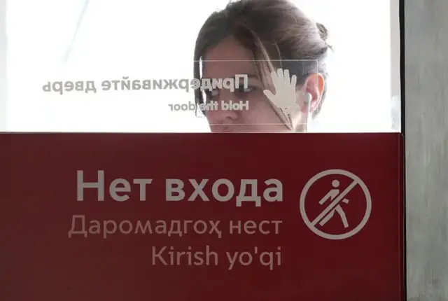 Москва метросига киришда рус, тожик ва ўзбек тилларида "кириш йўқ" деб ёзилган ёзув