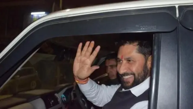 कास्की जिल्ला अदालतबाट बाहिरिने क्रममा लामिछानेको तस्बिर (फाइल फोटो)