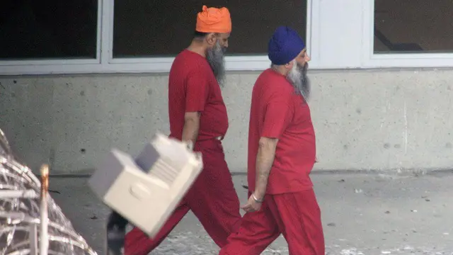 (बायाँ बाट) रिपुदमन सिंह मलिक र अजैब सिंह बाग्री सन् २००४ मा भ्यान्कुभरको जेलमा