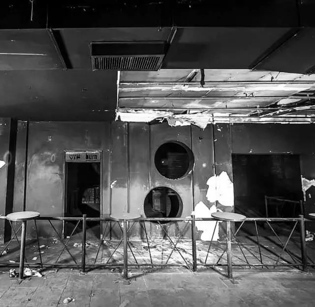 Destruição provocada pelo incêndio dentro da boate