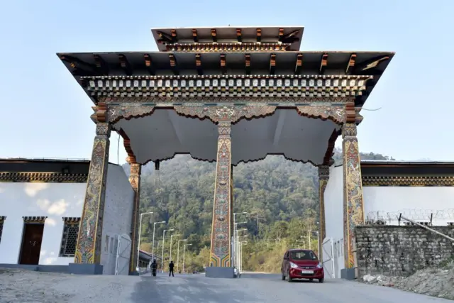 இந்தியா, பூடான், சொகுசு கார்கள், கேரள சுங்கத்துறை, துல்கர் சல்மான்