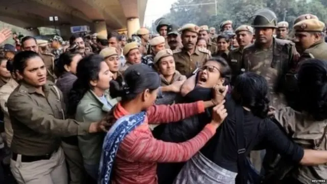 वसतिगृहाचं शुल्कवाढ करण्यावरून जेएनयूमध्ये संघर्ष पेटला आहे.