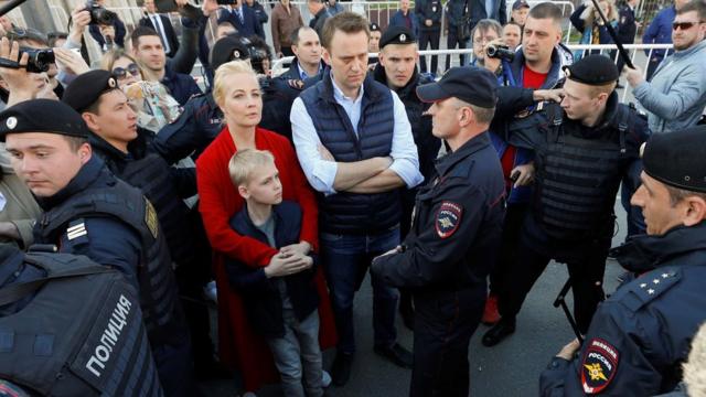 Навальный с семьей в окружении полиции