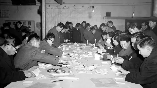 1960년 촛불을 켜놓고 지방선거 개표를 하고 있는 모습