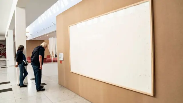 Cuadros en blanco en el museo