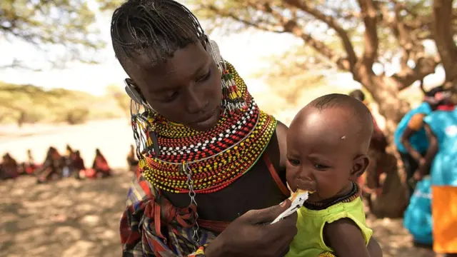 દુષ્કાળમાં બાળકોનું કુપોષણ રોકવા માટે મળેલો પૂરક ખોરાક આપવામાં આવી રહ્યો છે.