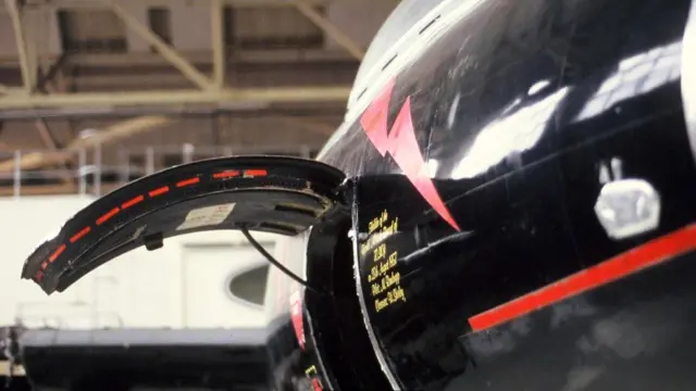 На борту нанесены специальные знаки как дань памяти рекордному полету