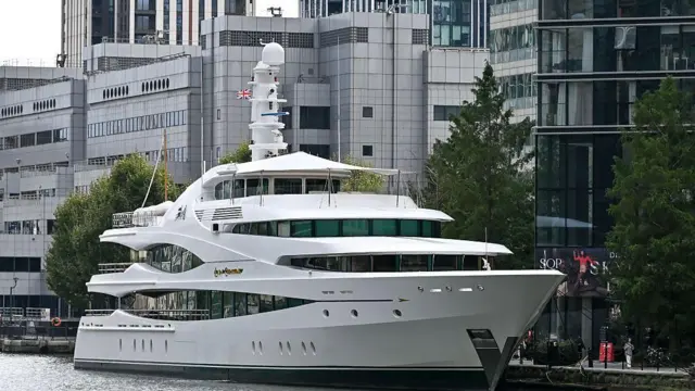 Cупер'яхта «Lady Christine» пришвартована в Південному доці району Канарі-Уорф в Лондоні, Велика Британія. 