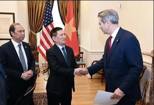 Phó thủ tướng Hồ Đức Phớc làm việc với Bộ trưởng Tài chính Scott Bessent