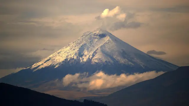 Vue panoramique du mont Cotopaxi, en Équateur, avec de la vapeur d'eau s'échappant du sommet.