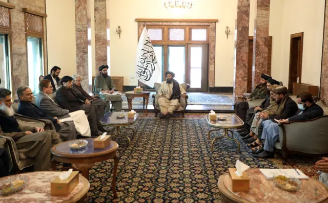 دیدار با مقامات