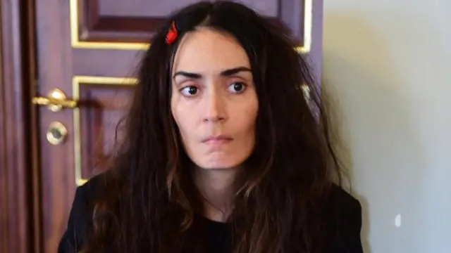 "Eğer danışana anlaşılma isteğinin karşılığını seansta bu şekilde verirseniz dış dünyaya gittiğinde benzer bir duygu boşalımı yaşadığında ne yapacak tek başına?" diyerek açıklıyor Albayrak bu durumu.
