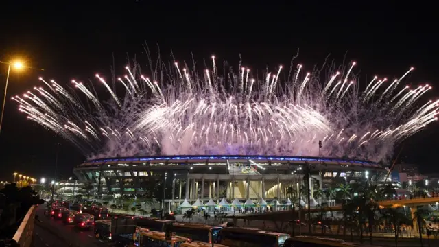 Fuegos artificiales durante la inauguración de las olimpiadas