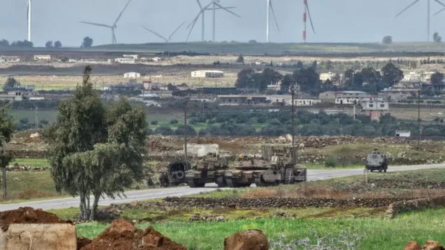 چند تانک و بولدوزر در جاده دیده می‌شوند