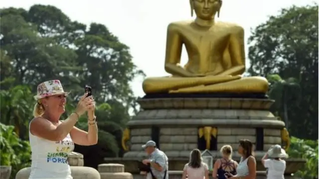 শ্রীলংকার ধর্মীয় স্থানগুলো পর্যটকদের বড় আকর্ষণের জায়গা।