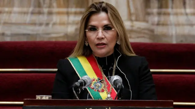 Jeanine Áñez com faixa presidencial com as cores da Bolívia