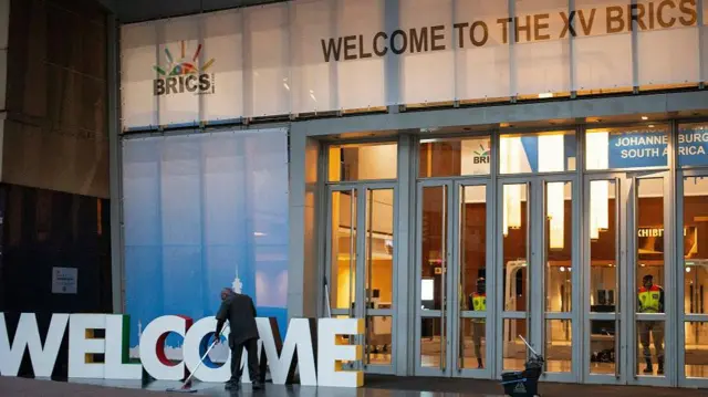 Letras grandes dizendo 'Welcome' (bem-vindo) pertobwin o que significafaixabwin o que significaevento dos BRICS 