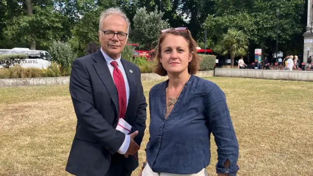 સાઇમન ઓફર, કૈૈરોલીન ઓફર, બીબીસી, ગુજરાતી