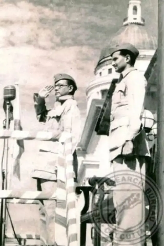 ১৯৪৩ সালে সিঙ্গাপুরে আজাদ হিন্দ ফৌজের স্যালুট নিচ্ছেন মি. বসু