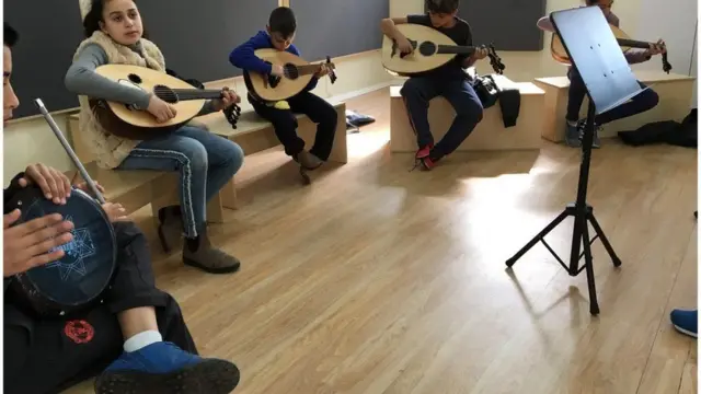 'શાંતિનું મૃગજળ' ખાતે આવેલી શાળામાં સંગીતના વર્ગોમાં સંગીતની તાલીમ લઈ રહેલા વિદ્યાર્થીઓની પ્રતીકાત્મક તસ્વીર