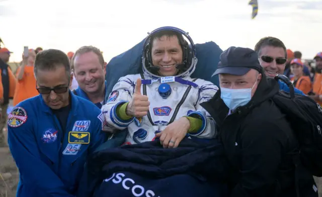 El astronauta Frank Rubio tras ser sacado de la cápsula que lo trajo de vuelta a la Tierra