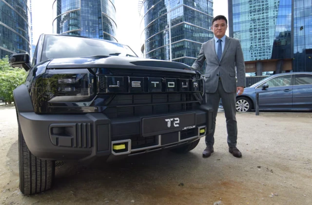Yan Jun, phó chủ tịch điều hành của Jetour International, tạo dáng bên cạnh một chiếc xe Jetour T2 tại Warsaw. Thương hiệu này, thuộc sở hữu của Chery (Trung Quốc), có kế hoạch mở rộng sang mọi quốc gia châu Âu vào năm 2027