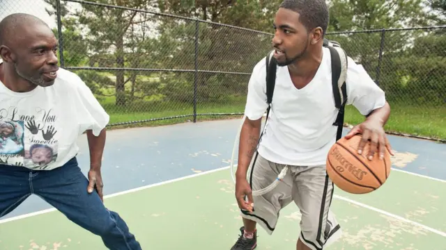 Stan Larkin, com o coração artificial, jogando basquete com seu pai - Foto: Divulgação/Universidade de Michigan