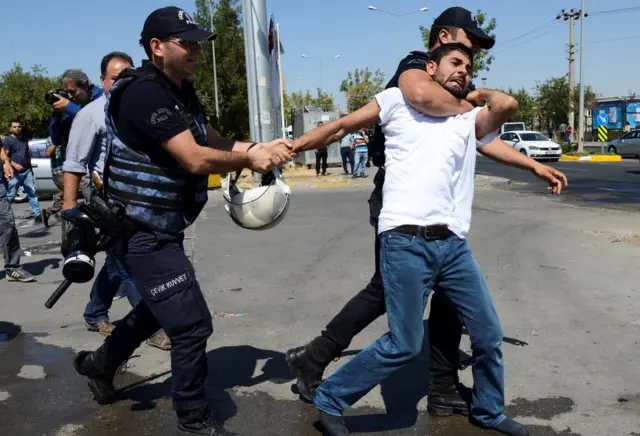 Gözaltına alınırken boynu sıkılan bir kişi
