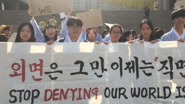 (캡션) 시위에 참여한 민사고 학생들이 BBC 카메라를 보고 웃고 있다