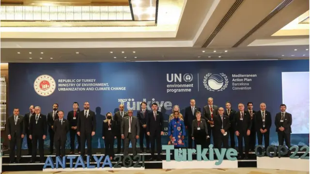 Toplantıya katılan ülke temsilcileri bir aile fotoğrafı çektirdi