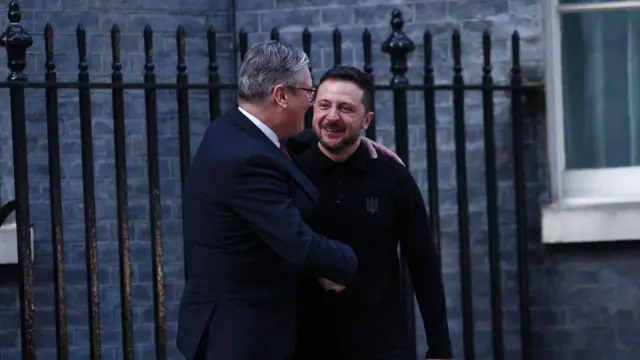 Thủ tướng Anh Keir Starmer đón Tổng thống Volodymyr Zelensky tại London hôm 1/3
