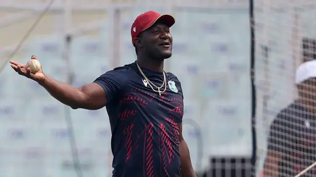 බටහිර ඉන්දීය කොදෙව් කණ්ඩායමේ එක්දින කණ්ඩායම වෙනුවෙන් 2004 වසරේදී ජාත්යන්තර වරම් දිනා ගත් ඩැරන් සැමී තුන් ඉරියවු ක්රීඩකයෙකු ලෙස දස්කම් දක්වා තිබේ.