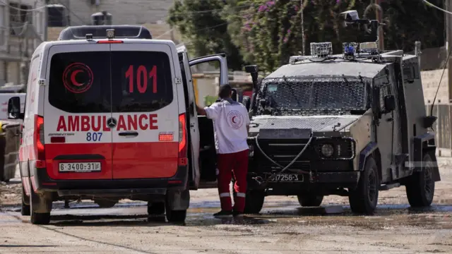 سيارة عسكرية إسرائيلية تعترض سيارة إسعاف فلسطينية