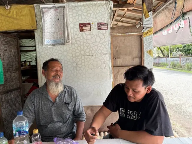 Ayah Dimas, Samsul Hadi (kiri), bernapas lega ketika menerima kabar bahwa Dimas selamat.