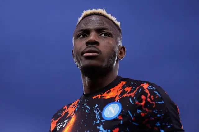 Osimhen Napoli formaası giyerken