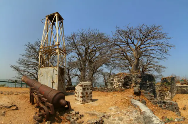 Elle se trouve à moins de trois kilomètres d'Albreda, sur la rive nord du fleuve. Site historique majeur de la traite négrière en Afrique de l'Ouest, elle est aujourd'hui inscrite au patrimoine mondial de l'UNESCO, au même titre qu'Albreda, Juffureh et le fort Bullen.