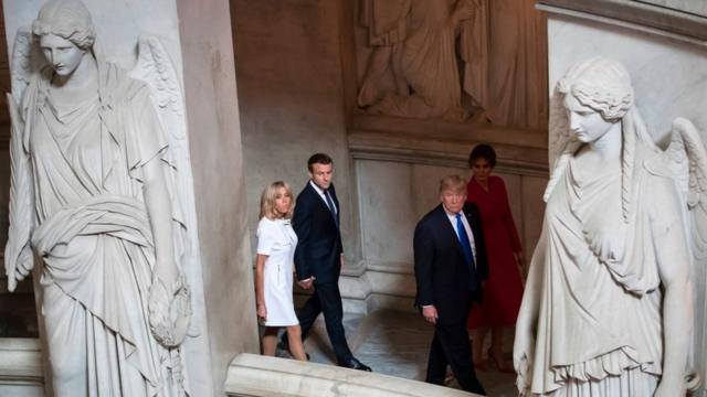 Эммануэль Макрон и Дональд Трамп с супругами в крипте, где похоронен Наполеон