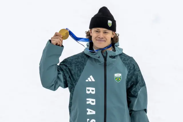 Lucas Pinheiro Braathen sostiene emocionado su medalla de oro durante la ceremonia de premiación del eslalon gigante en los Juegos Olímpicos de Invierno de Milán-Cortina 2026.