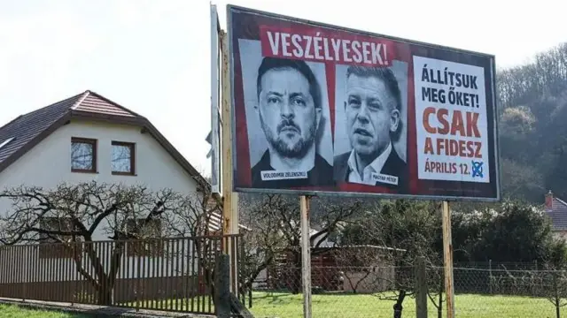 Плакат партии «Фидес» с изображениями Владимира Зеленского и Петера Мадьяра у дороги в Венгрии 1 апреля 2026 года