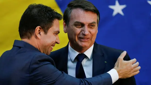 Alexandre Ramagem cumprimenta Jair Bolsonaro