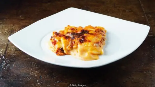 Bánh pizza trong lò vi sóng bị ướt vì không khí trong đó không đủ khô để làm nước bay hơi.