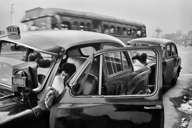 ટૅક્સી ડ્રાઇવરની ટૂંકી ઊંઘ, કોલકાતા, 1990