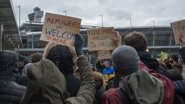 تظاهرات مخالفان سیاست های مهاجرتی ترامپ در فرودگاه جان اف کندی