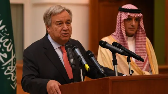 (Daga hagu) Sakataren majalissar dinkin duniya Antonio Guterres yana magana yayin da Ministan harkokin wajen Saudiyya Adel Al Jubier yana sauraron shi lokacin taron da kasashen biyu na Ethiopia da Eritrea suka sa hannu a takardar yarjejeniyar zaman lafiya a garin Jeddah.