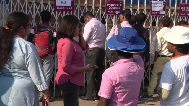 টিকেটের জন্যে লাইন