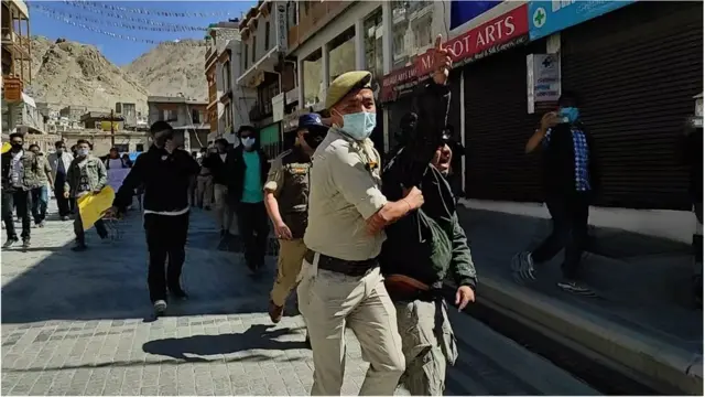लेह में प्रदर्शन करते छात्र